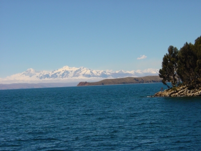 Traumhafter Titicaca-See  In der Öko-Lodge La Estancia übernachten  Hauser Bolivien- Gäste auf ihrer Rundreise. Foto:  Dieter Schütz  / pixelio.de 